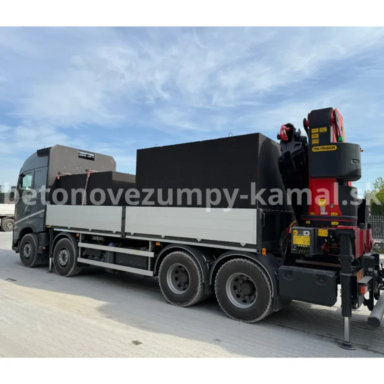 Doprava betónových žúmp s vykládkou hydraulickou rukou
