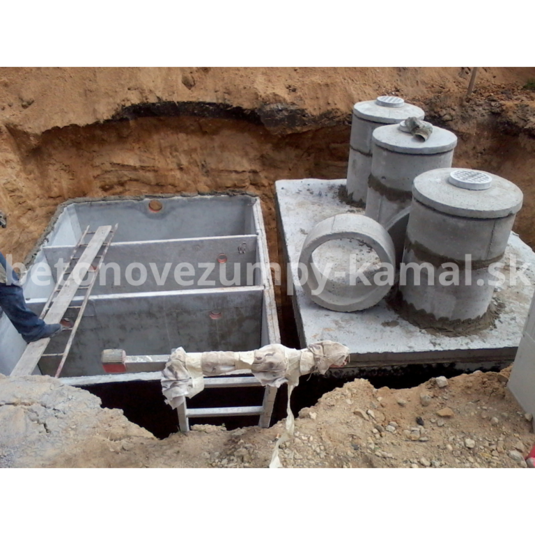 Montáž trojkomorovej betónovej žumpy (septiku) s prepážkami