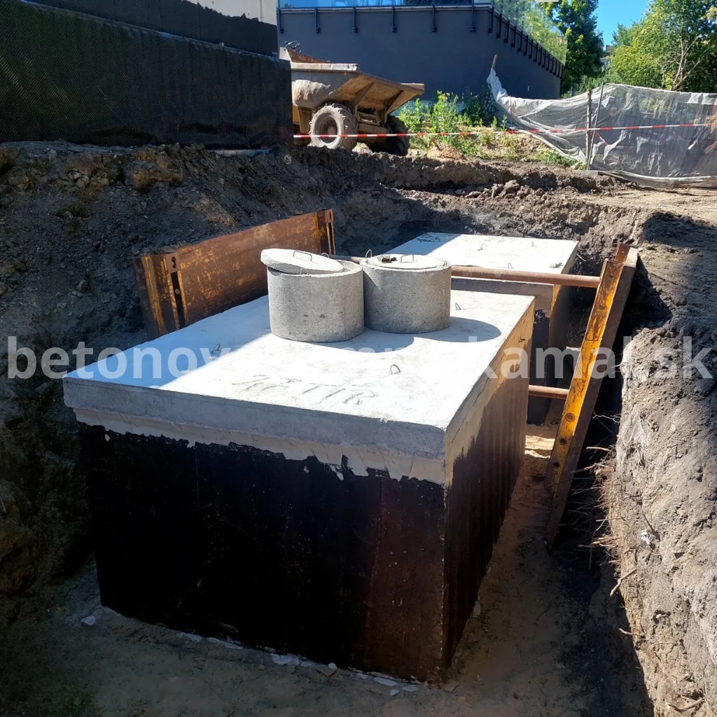 Osadenie betónovej žumpy vo výkope s bezpečnostným pažnením