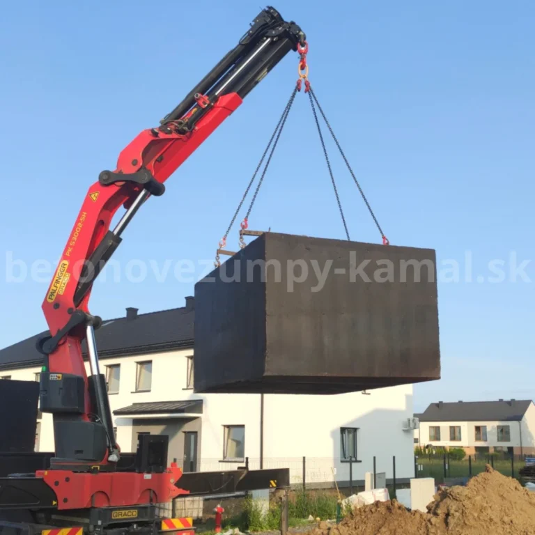 Profesionálna montáž betónovej žumpy hydraulickou rukou