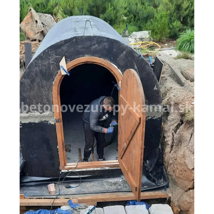 Betónová pivnica s polkruhovou kupolou bez predsienky so vstupom z čelnej strany - (450x250x245cm) – Obrázok 4